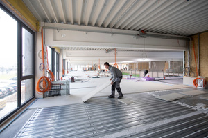  Um im neu eingezogenen ersten Stockwerk, in der auf einer Stahlträgerbauweise basierenden Halle, eine Fußbodenheizung realisieren zu können, wurde auf das schnell zu verlegende „TECEfloor“-Trockenbausystem zurückgegriffen. 