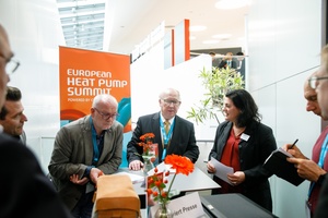  „Vor zehn Jahren hieß es: Die Wärmepumpe hat Zukunft. Heute ist Sie etablierte Technik,“ sagte Dr. Rainer Jakobs (Mitte), Koordinator des EHPS. 