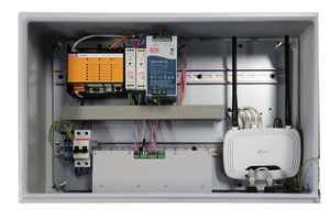  Der zentrale Schaltschrank des „EVC“-Systems: Hier laufen die Signale der Zonen-Hubs und der Lüftungsgeräte zusammen. Die Verbindungen werden wiederum mit steckerfertigen Leitungen hergestellt. Ein integrierter WiFi-Router ermöglicht den Fernzugriff.  