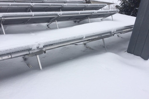  „Solink“-Anlage mit Schnee; die Rückseite mit der Wärmeübertragungsfläche zur Luft ist frei. 