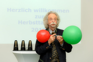  „Pützmunter“ präsentierte der 83-jährige Wissenschaftsjournalist Jean Pütz ein umfassendes Programm mit verblüffenden Experimenten aus der Physik und Chemie.  
