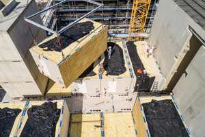  Eine schon vor Baubeginn im Detail abgeschlossene Planung im Zusammenhang mit einem genehmigungsfähigen Brandschutzkonzept machte diese neue, zeitsparende Holzmodulbauweise möglich.  