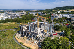  Das Studentenwohnheim in Göttingen ist in Hybridbauweise erstellt: Erdgeschoss, Treppenhäuser und die Decken notwendiger Flure sind aus Stahlbeton, die Raummodule aus Massivholz. 