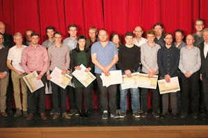   Preisträger und Betreuer mit Prof. Dr.-Ing. Achim Trogisch (links) und Prof. Dr.-Ing. Uwe Franzke (rechts) 