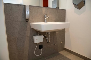  In den WC-Bereichen übernehmen elektronische AEG-Kleindurchlauf­erhitzer die Warmwasserversorgung. 