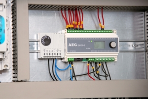  Einschalttemperatur, Feuchteempfindlichkeit und Nachlaufzeit lassen sich über das LC-Display des AEG-Eismelders festlegen. Dadurch lässt sich der Betrieb von „ökonomisch“ bis „sehr sicher“ anpassen. 