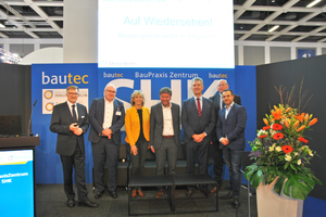  Die Referenten (v.l.n.r.): Armin Althaus Prokurist, Hosch Gebäudeautomation; Dirk Borrmann, Geschäftsfeldleiter Elektro- und Gebäudetechnik TÜV Rheinland; Reinhard Eberl-Pacan Architekt und Vize-Präsident Deutsches Institut für vorbeugenden Brandschutz e.V.; Ingeborg Esser, GdW-Hauptgeschäftsführerin; Frieder Kircher, LtdBD i.R. Berliner Feuerwehr; Muhammed Gündüz, RF-Technologies und Frank Martin, Geschäftsführer Steinicke Handelsgesellschaft. 