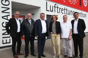  Das Projektteam (v.l.n.r.): Uwe Bayer, Buderus, Günther Lohre, Johanniter Luftrettung, Tilman Faust, Leiter Vertrieb Mitte Buderus, Katharina Wallenborn, Wallenborn + Mende Architekten GbR, und Matthias Deinlein, Haus und Bädertechnik Deinlein.  