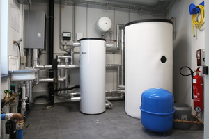  Inneneinheit der Luft-/Wasser-Wärmepumpe (v.l.n.r.), Wärmepumpen-Pufferspeicher „Logalux P200 W“ und Pufferspeicher „Logalux PR750/5EW“ zur Versorgung der Frischwasserstation.  