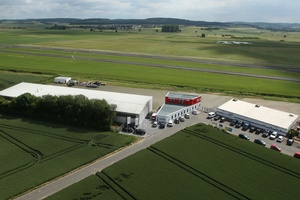  Die auch von oben leicht erkennbare neue Luftrettungswache fügt sich gut zwischen die bestehenden Gebäude des Flugplatzes Reichelsheim ein.  