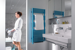  Die horizontalen Rohre des Bad-Heizkörpers „Forma Air“ ermöglichen dank des großen Wandabstandes ein bequemes Aufhängen von Hand- und Badetüchern.  