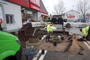  Keine Betriebsunterbrechung beim Einbau des neuen Fettabscheiders. Mit dem mobilen „NeutraRent F“ direkt neben der Baugrube kann der Rewe-Markt seine Kunden an der Fleischtheke weiter bedienen. 