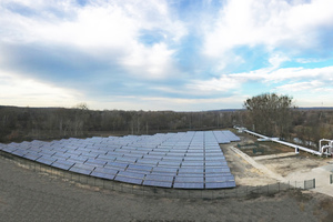  Die Kollektorfelder der Marke Ritter Solar XL in Potsdam sind eine der größten Solarthermieanlagen Deutschlands. In Betrieb genommen wurden sie im Rahmen einer umfassenden Dekarbonisierungsstrategie der Energie und Wasser Potsdam GmbH.  