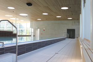  Um das sanierte Kursbecken mit Hubboden verläuft die kaum sichtbare Entwässerungsrinne „SPArin“. 