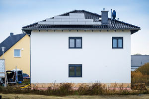  Energiesparen auf 162 m<sup>2</sup>: Die Kombination aus Photovoltaikanlage und effizienten Heiz- sowie Lüftungstechniken macht das Eigenheim von Christian Wolff zum KfW-40-plus-Bau.   
