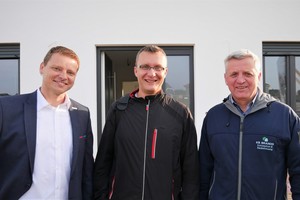  Für sein Bauprojekt suchte Christian Wolff (Mitte) kompetente Unterstützung und fand sie bei Bauträger Bernd Brandis (rechts) und Bosch-Key-Account-Manager Gordon Zittlau (links). 