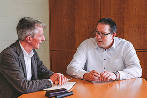  Lukas Verlage, Geschäftsführer Colt International GmbH (rechts), im Gespräch mit tab-Chefredakteur Christoph Brauneis 