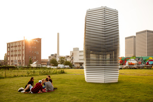  Der „Smog Free Tower“ saugt Luft an und reinigt sie von gesundheitsgefährdendem Feinstaub. 