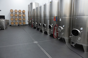  Zusammen sorgen die Entwässerungssysteme für eine effiziente und langlebige Entwässerung des Fliesenbodens im Weingut Ludger Veit.  