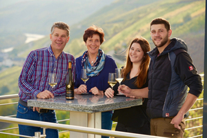  Ludger Veit (links) betreibt das nach ihm benannte Weingut in Osann-Monzel seit über 30 Jahren. Zusammen mit seiner Familie hat er hochmotiviert den Traum vom eigenen Weingut verwirklicht.  