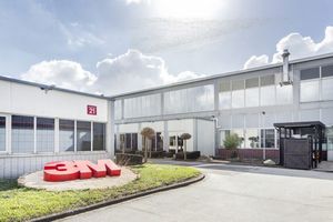  Apleona rüstet ein neues 3M-Produktionsgebäude in Hilden mit Gebäude- 
und Energietechnik aus.
 