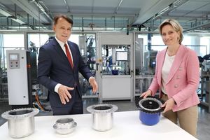   Peter Fenkl, Vorstandsvorsitzender der Ziehl-Abegg SE, und Dr. Nicole Hoffmeister-Kraut, Wirtschaftsministerin von Baden-Württemberg  