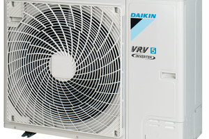  Mit der Einführung der „Mini VRV 5” für das Heizen und Kühlen kleinerer gewerblicher Anwendungen (ab September 2020) bringt Daikin erstmals ein VRV-System mit dem klimaschonen­den Kältemittel R32 auf den Markt.  