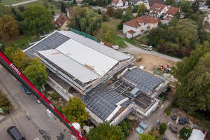  Die Schwarzachhalle beherbergt neben der großen Halle, die für Sport- und sonstige Veranstaltungen genutzt wird, eine Kegelbahn im Untergeschoss sowie diverse Versammlungs- und Sozialräume. 