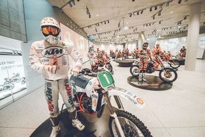  Der Höhepunkt der Ausstellung ist die „Heroes-Area“. Besucher begegnen hier den mutigsten und erfolgreichsten KTM-Fahrern aller Zeiten, während man in die Welt von KTM durch eine spektakuläre, 120 m lange 360°Video-Installation eintaucht. 