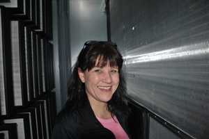 Ingenieurin Susanne Lamport, Convecta GmbH, im Innenbereich der RLT-Anlage, im Hintergrund rechts der Wärmetauscher 