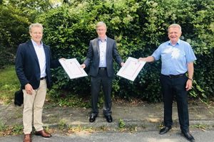  Vorstandsvorsitzender Ulrich Stahl (rechts) und Geschäftsführer Axel Grimm (links) überreichen Michael Muerköster die Urkunden über langjährige Mitgliedschaft der Unternehmen Danfoss GmbH und Danfoss/DEVI. 