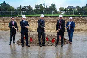  Spatenstich für den Ochsner-Neubau am Unternehmensstandort Haag mit (v.l.n.r.): Marco Schäfer, Geschäftsführer Ochsner; Mag. Christoph Neumayer, Generalsekretär Industriellenvereinigung; Jochen Danninger, Landesrat; Karl Ochsner, Geschäftsführender Gesellschafter Ochsner; Lukas Michlmayr, Bürgermeister Stadt Haag. 