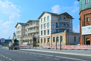  Die städtische Wohnungsgesellschaft GEWOG und die Stadt Bad Salzungen gestalten das gesamte Bahnhofsareal neu. Rechts ist der historische Wasser­turm zu sehen.  