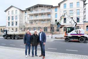  Die Fachplaner Michael (links) und Harald Kirchner (Mitte) mit Paul Bartenstein (rechts), Technischer Fachberater bei KaMo/Uponor, vor dem beinahe fertig sanierten Bahnhofsgebäude (Baujahr 1858) 