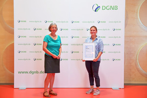  Verleihung des studentischen Sonderpreises durch Dr. Anna Braune (links), Abteilungsleiterin Forschung &amp; Entwicklung DGNB, an Sophie Honal. 