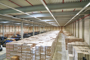  Das 71.000 m2 große Logistikzentrum umfasst 150.000 Paletten-Stellplätze.  