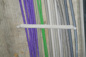  Der Kabelbügel „KB 26“ fasst bis zu 26 Mantelleitungen mit einem Durchmesser von 3 x 1,5 mm². Auch nachträglich lassen sich problemlos noch Leitungen oder Rohre hinzufügen. 