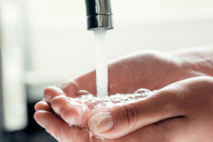  Die hohen Anforderungen der Trinkwasserverordnung (TrinkwV) an die Trinkwassergüte grenzt die Anwendung von Desinfektionsmaßnahmen stark ein.  