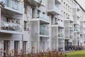  In den neu eingerichteten Apartments bieten Balkone Blicke in den Garten und auf die Küste. 