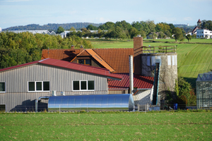  Pufferspeicher und Hackschnitzeltank (rechts) mit Rührwerksfederaustragung 