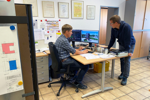  Planung der neuen Hackschnitzelheizung durch Thomas Paes (links) und Bernd Paes (rechts) sowie ... 