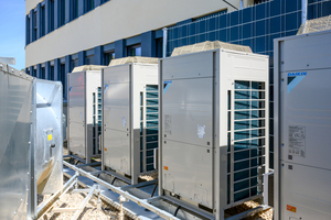  Der Einsatz von Luft-/Luft-Wärmepumpen und im Besonderen der Daikin VRV zur Beheizung und Kühlung von Gewerbeimmobilien lässt sich durch die Neuerungen im Gebäudeenergiegesetz nun wesentlich einfacher realisieren. 