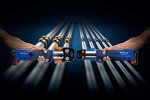  Das Sortiment des innovativen Mehrschichtverbundrohrs „FlowFit“ umfasst Rohrleitungen in den Dimensionen d16 bis d75, mehr als 450 Fittings, zwei Pressbacken sowie eine Handpresszange. 