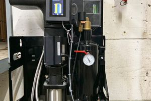  Die Technik des Vakuumentgasers „SpiroVent Superior S600“ unter der Schutzhülle. Rechts ist der „SpiroTrap MB3“ zu sehen, der das Gerät vor Verunreinigungen schützt. 