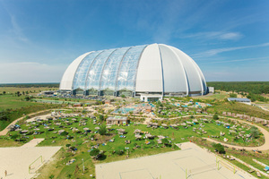  Der Dome von Tropical Islands mit dem Außenbereich „Amazonia“. Der Kuppelbau zählt zu den größten freitagenden Hallen der Welt und war ursprünglich zur Unterbringung von Zeppelinen konzipiert worden.  