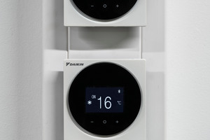  Die Lüftungstechnik z.B. benötigt eine Kaltwassertemperatur von 8/14 °C, während die Serveranlagen mit einem Temperaturniveau von 16/22 °C betrieben werden.Hier im Bild die Kabelfernbedienung Daikin-„Madoka“. 