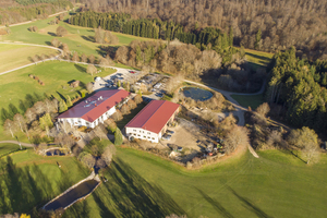  Die beiden Gebäude des Golfclubs, die nun die Wärme aus einer Pellets-Heizanlage beziehen. 2021 soll eine Potovoltaikanlage auf die Dächer.  