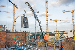  Die zum Teil recht voluminösen Montagegruppen wurden durch den Balkon über dem Haupteingang ins Gebäude gehievt. Dabei musste sogar die Fassade geöffnet werden.  