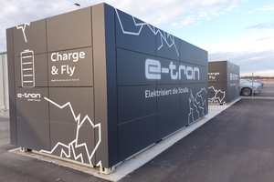  Die beiden Energiespeicher wurden entsprechend des Nachhaltigkeitsanspruchs des Brand Experience Center mit vier Audi-„e-tron“-Batterien bestückt. Diese kommen im Rahmen einer „Second-life-„Anwendung zum Einsatz und verfügen über ein Speichervolumen von rund 360 kWh. 