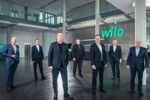  Nach der Unterzeichnung des Partnerschaftsabkommens auf dem Wilopark (v.l.n.r.): Marc Stiebing (Senior Vice President Sales Region Mature Markets Wilo SE), Björn Strakeljahn (Key Account Manager Wilo SE), Oliver Hermes (Vorstandsvorsitzender und CEO Wilo-Gruppe), Andreas Harnacke (Leiter TGA-Systeme Goldbeck GmbH), Jan-Hendrik Goldbeck (Geschäftsführenden Gesellschafter Goldbeck GmbH), Georg Weber (Chief Technology Officer Wilo-Gruppe) und Gerhard Vogel (Vertriebsleiter DACH Wilo SE). 